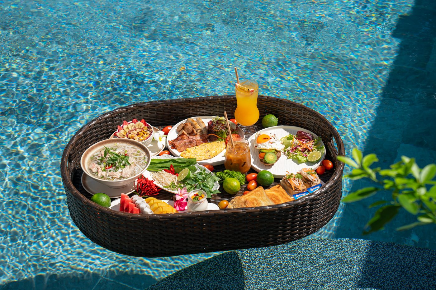 Floating breakfast servido en bandeja de bambú flotante en piscina privada PPSV