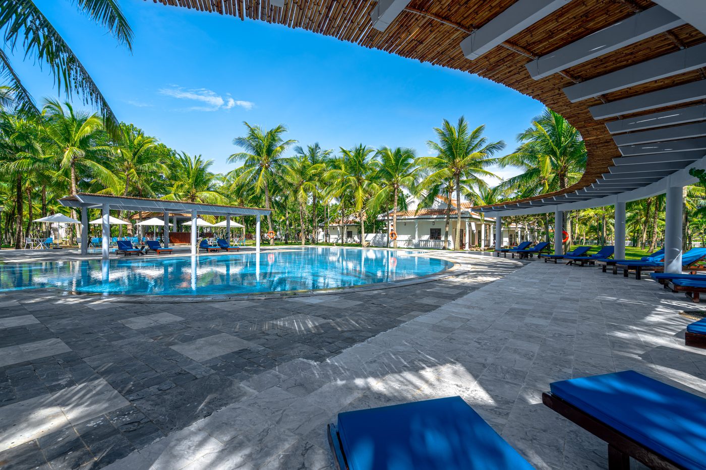 Primary Pool y Pool Bar — eje social del resort durante el día